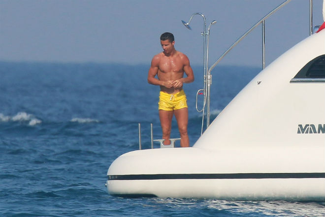 Ronaldo tiết lộ bị cảnh sát đột nhập trái phép lên du thuyền Ronaldo tiết lộ bị cảnh sát đột nhập trái phép lên du thuyền