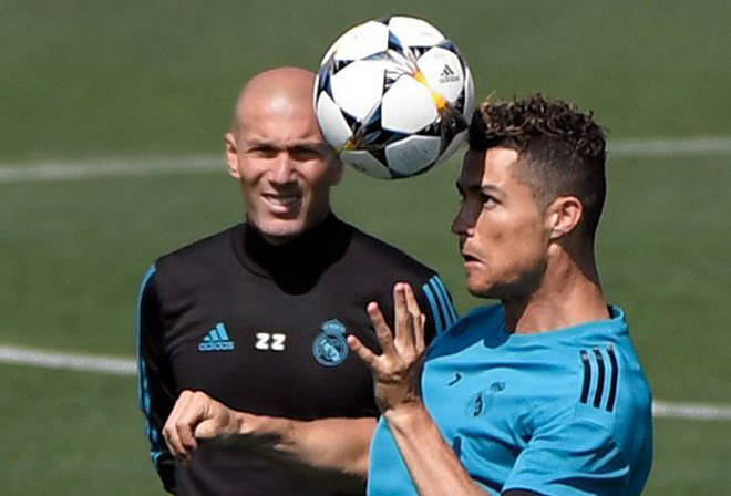 Zidane cho Ronaldo và các cầu thủ Real luyện không chiến