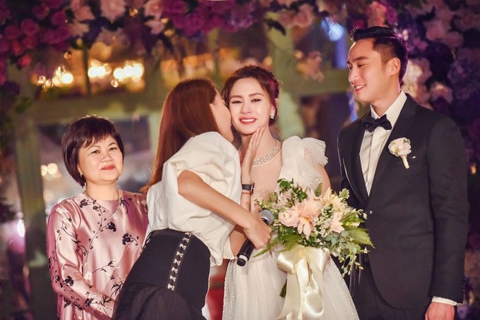 Tình cũ Trần Quán Hy diện váy khoét sâu tận rốn trong lễ cưới ở Mỹ - 3