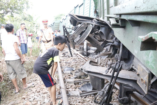 2 tàu hỏa tông trực diện, phát ra tiếng nổ như bom 2 tàu hỏa tông trực diện, phát ra tiếng nổ như bom