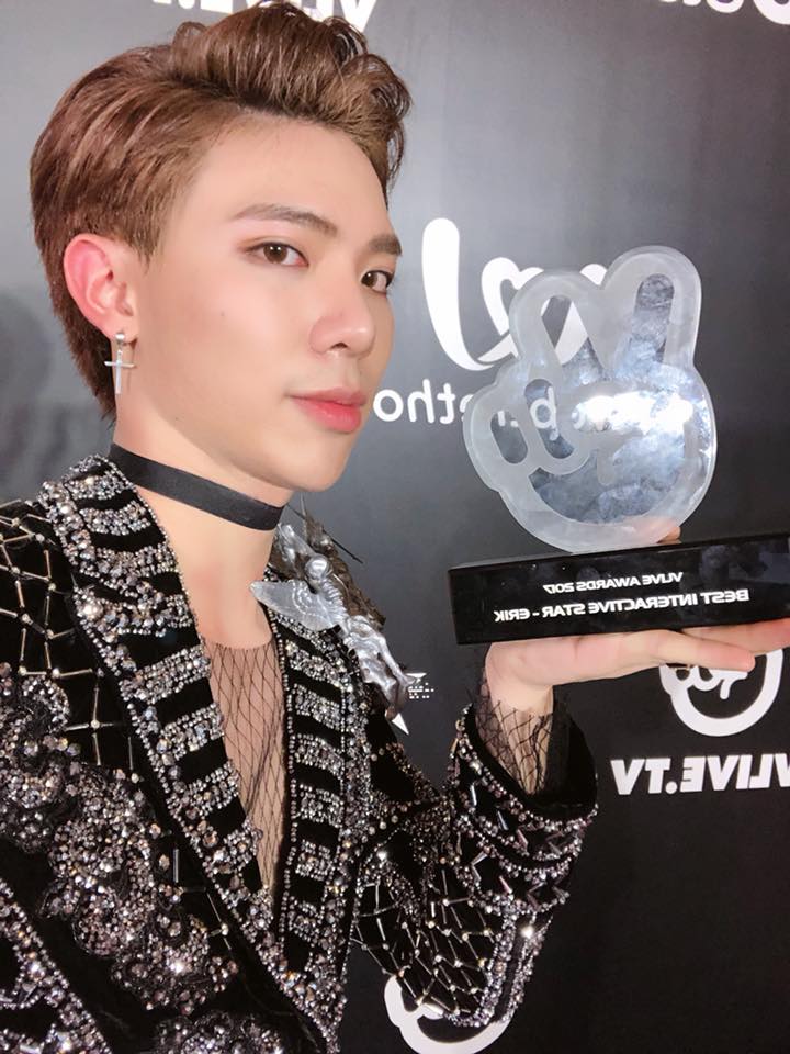 Sơn Tùng, Đào Bá Lộc, Noo Phước Thịnh nữ tính vì trang điểm quá kỹ - 9