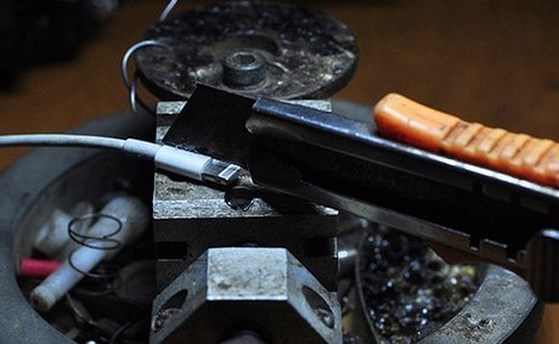 Cáp iPhone đứt... đừng vội vứt đi! - 1