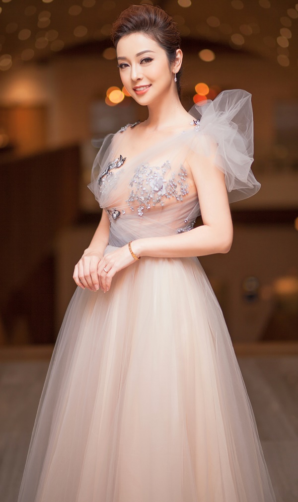 Jennifer Phạm gợi cảm "hết nấc" với váy màu nude mỏng tang - 3