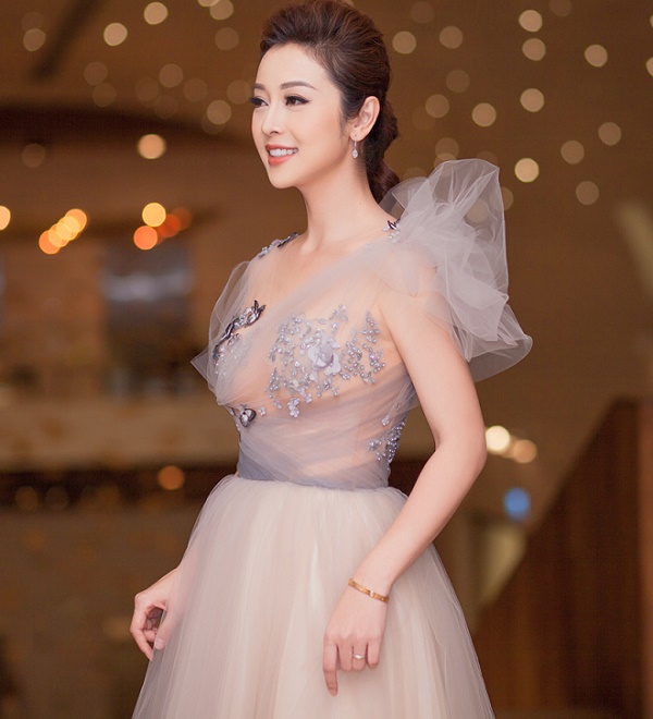 Jennifer Phạm gợi cảm "hết nấc" với váy màu nude mỏng tang - 1