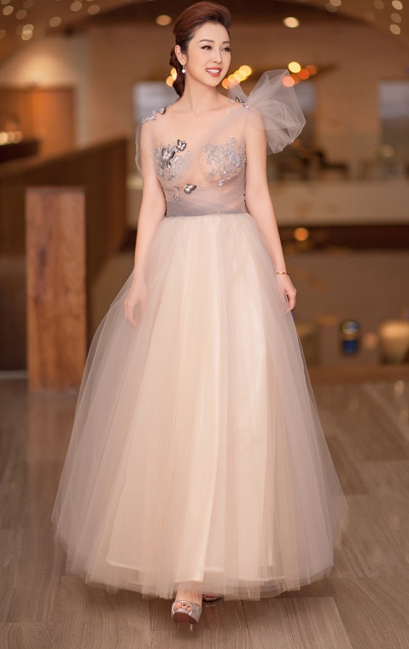 Jennifer Phạm gợi cảm "hết nấc" với váy màu nude mỏng tang - 2