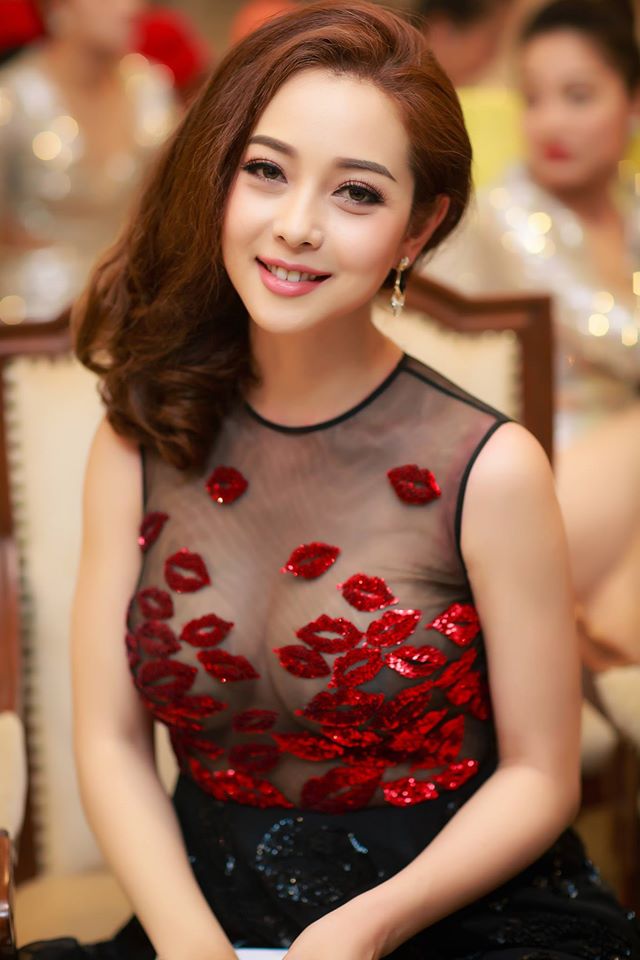 Jennifer Phạm gợi cảm "hết nấc" với váy màu nude mỏng tang Jennifer Phạm gợi cảm "hết nấc" với váy màu nude mỏng tang