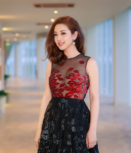 Jennifer Phạm gợi cảm "hết nấc" với váy màu nude mỏng tang - 6