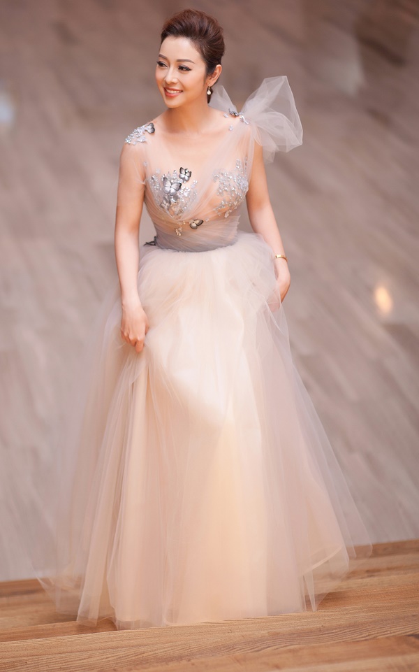 Jennifer Phạm gợi cảm "hết nấc" với váy màu nude mỏng tang - 5