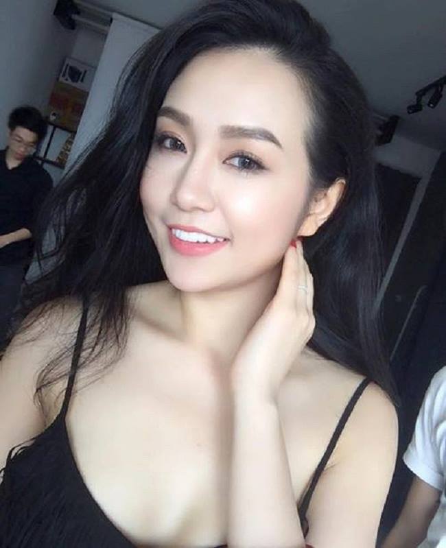 Trang phục lấp ló vòng 1 đầy nữ tính của vợ Tuấn Hưng Trang phục lấp ló vòng 1 đầy nữ tính của vợ Tuấn Hưng