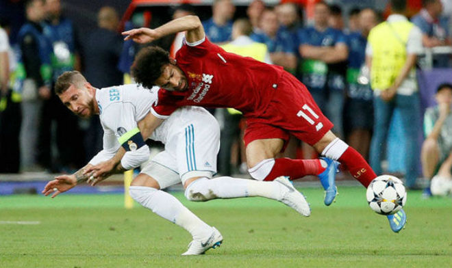Ramos dùng đòn độc khiến Salah sớm phải rời sân trong đau đớn