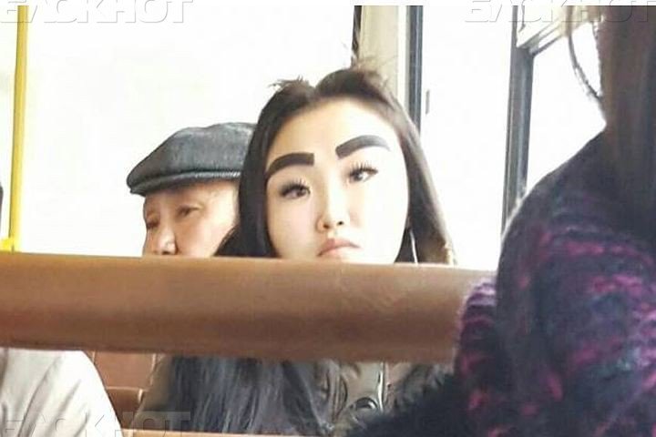 Cô gái vụt sáng thành ngôi sao nhờ đôi lông mày "khủng" - 2