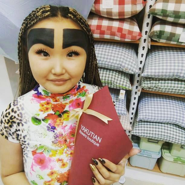 Cô gái vụt sáng thành ngôi sao nhờ đôi lông mày "khủng" - 1