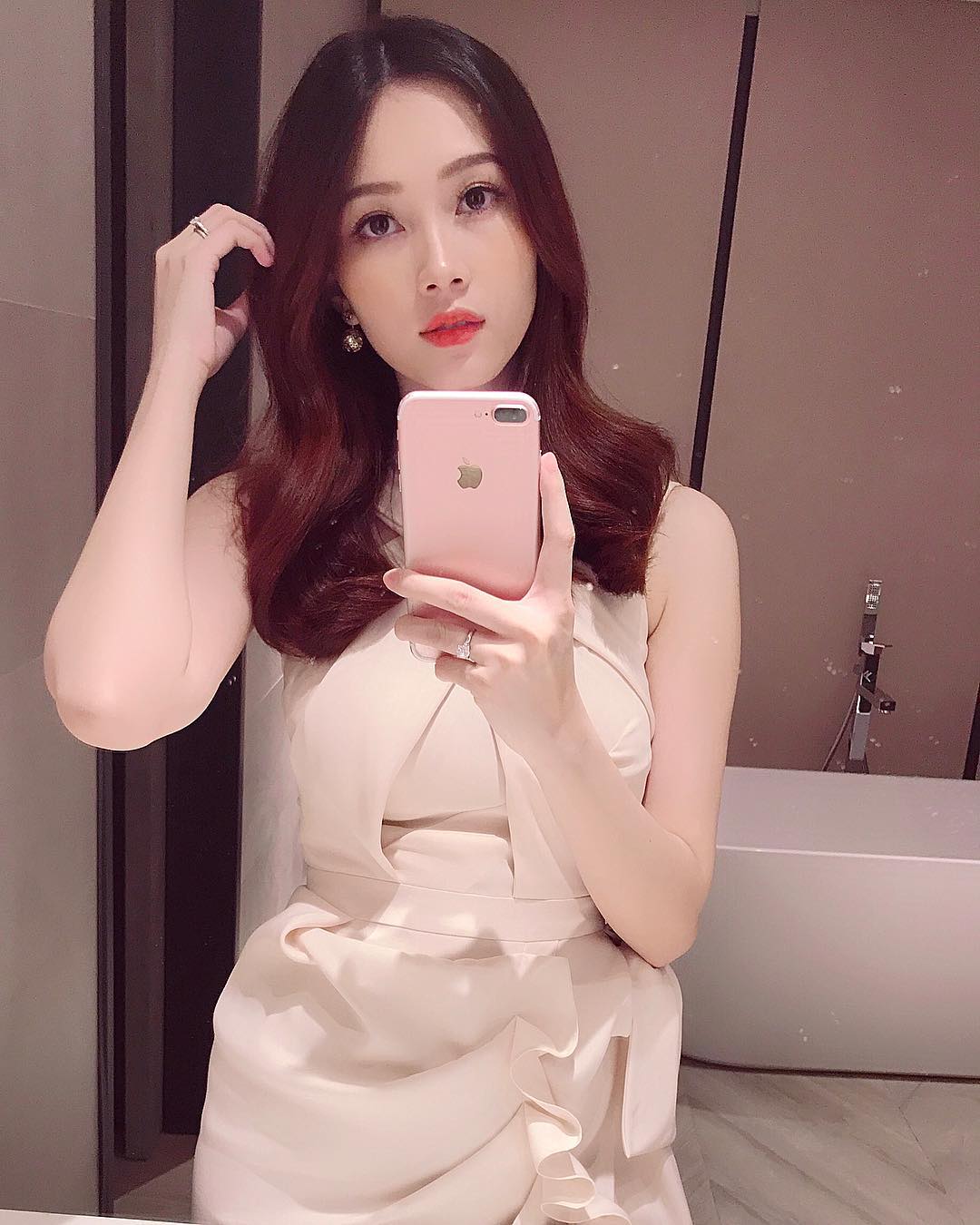 "Mỹ nữ Vũng Tàu đi xe 70 tỷ", Thu Thảo khoe chồng đại gia, con gái "Mỹ nữ Vũng Tàu đi xe 70 tỷ", Thu Thảo khoe chồng đại gia, con gái
