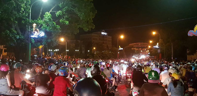 Nhóm người quá khích lại phá trụ sở tỉnh Bình Thuận Nhóm người quá khích lại phá trụ sở tỉnh Bình Thuận