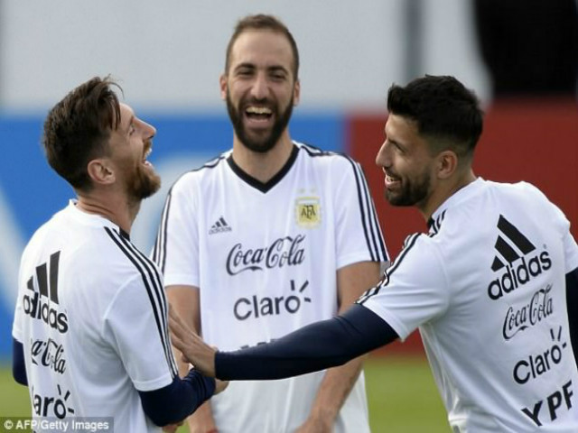 World Cup 2018: Argentina &#34;gây bão&#34;, tam tấu Messi – Aguero – Higuain tươi rói