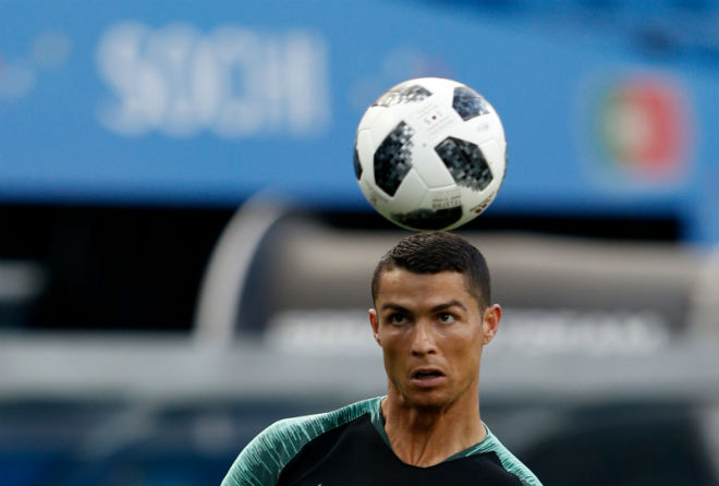 ĐT Tây Ban Nha đại loạn: Ronaldo quá đỏ, điềm báo ngai vàng World Cup - 2