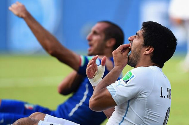 Suarez bất ngờ cắn vào vai Chiellini tại World Cup 2014