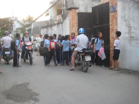Mùa hè trôi qua ngoài cửa lớp học thêm - 1
