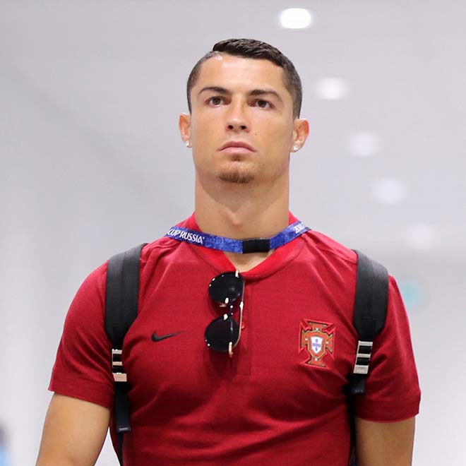 “Vua” Ronaldo công thủ toàn năng: Gọi 4 cuộc, Messi không nhấc máy? - 1