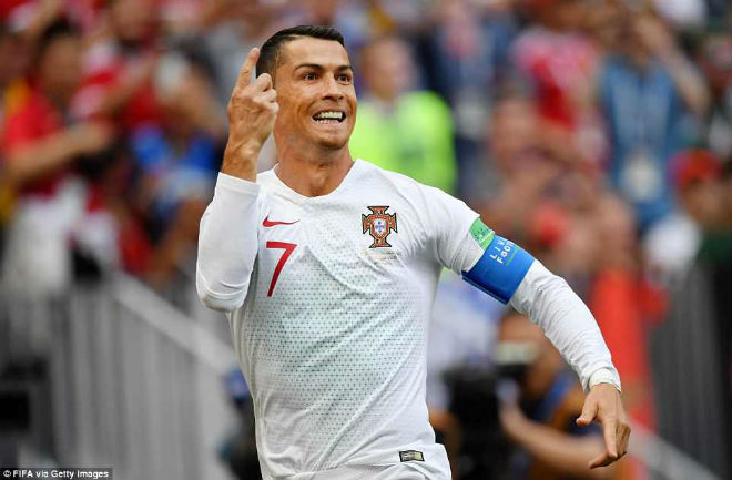 Bồ Đào Nha 3 lần thoát penalty: Trọng tài bị tố là fan Ronaldo, xin áo Pepe - 1