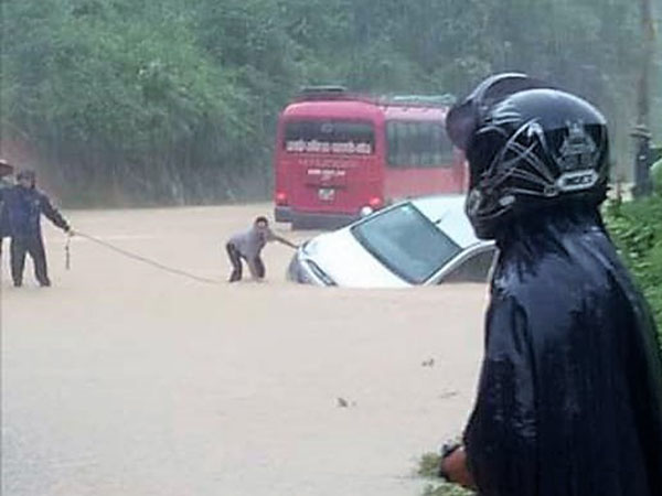 Chùm ảnh mưa lũ càn quét các tỉnh Tây Bắc, người dân lao đao - 1