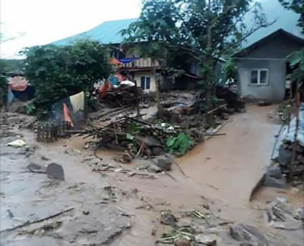 Chùm ảnh mưa lũ càn quét các tỉnh Tây Bắc, người dân lao đao - 5