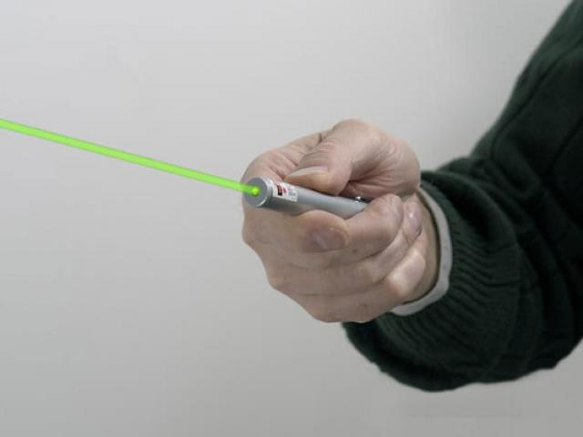 Bé trai thủng mắt vì nhìn vào bút laser