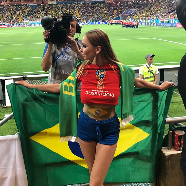 Áo hở chân ngực, đồ mặc như không &#34;náo loạn&#34; khán đài World Cup 2018 - 11