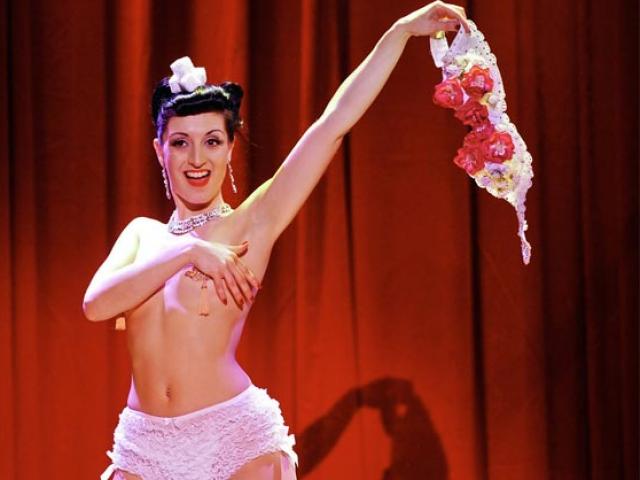 Bí mật sau những bộ đồ gợi cảm "giết chết quý ông" của vũ nữ múa thoát y