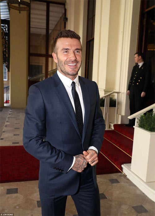 43 tuổi, David Beckham vẫn gây sốt vì mặc suit quá đẹp - 3