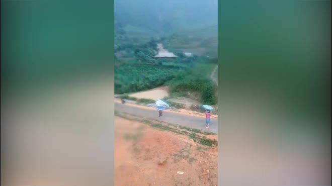 Video: Người dân gào khóc, gọi nhau chạy khi lũ cuốn 25 căn nhà