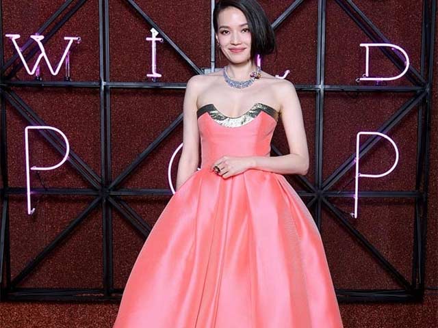 Thư Kỳ khoe ngực mỏng sang trọng với váy quây