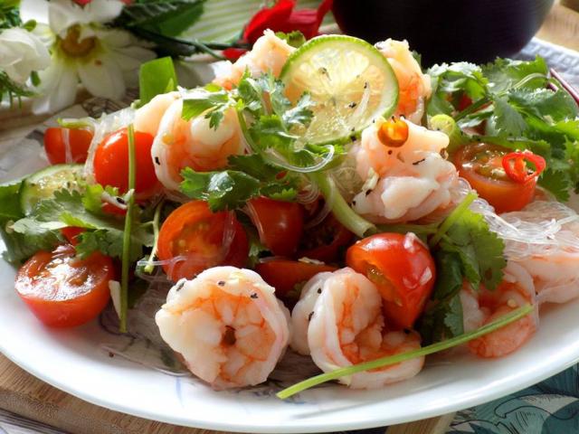 Gỏi tôm chua ngon miệng, bao nhiêu cơm cũng hết vèo