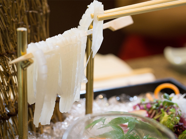 Trải nghiệm tuyệt đỉnh thái mực tựa sợi mì ở quán Nhật đẳng cấp tại Sài Gòn