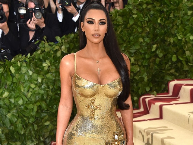Đế chế Kardashian oanh tạc làng thời trang bằng cách nào?