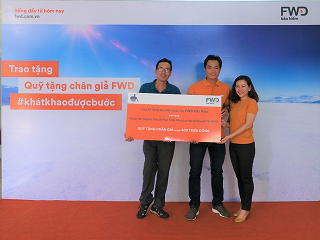 Bảo hiểm FWD và VĐV Phan Thanh Nhiên trao Quỹ tặng chân giả giúp đỡ người khuyết tật