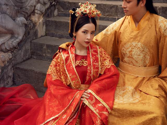 "Cô Cám" Chi Pu: Thôn nữ chân quê vụt sáng diễm lệ trong trang phục tiến cung