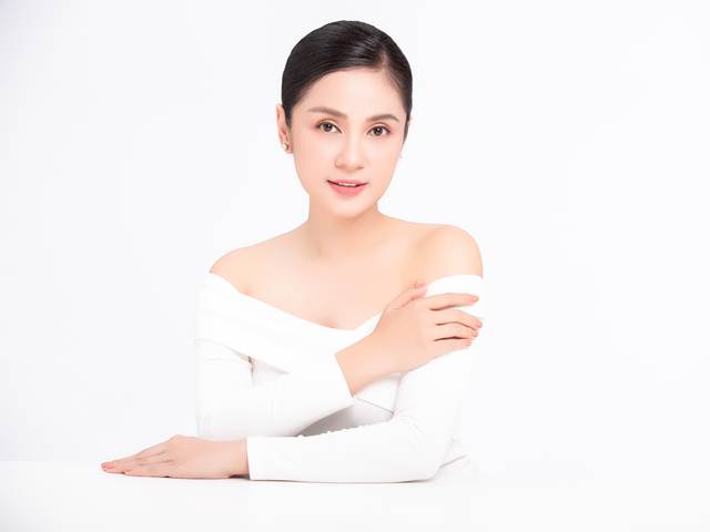 “Nữ hoàng ảnh lịch” Việt Trinh khoe vẻ nõn nà, đẹp đỉnh cao ở tuổi 47