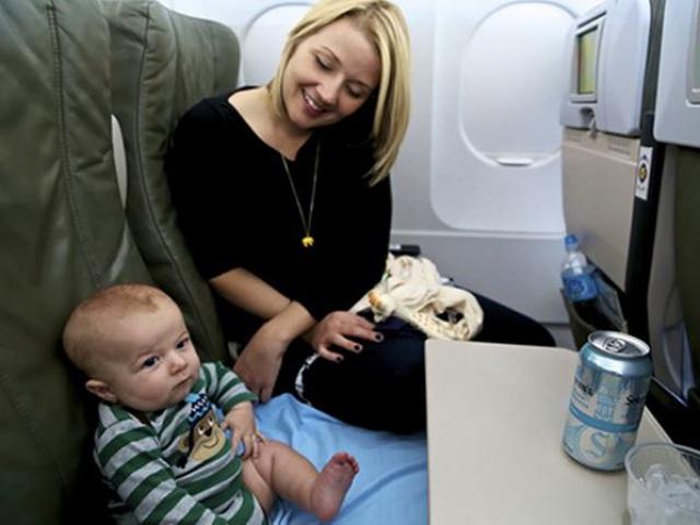 Những điều cần biết để trẻ được an toàn khi đi máy bay