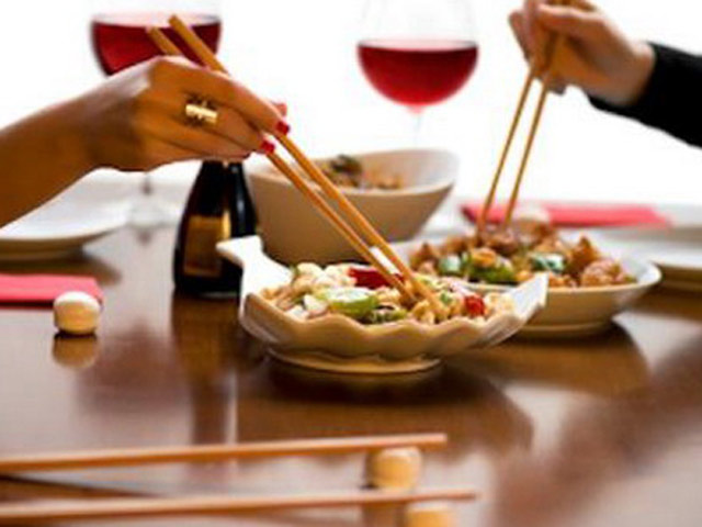 Viêm gan B lây lan nhanh hơn HIV gấp 100 lần, hắt hơi, ăn chung mâm có "dính" bệnh?