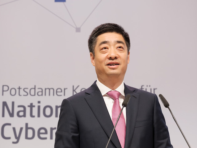 Phó Chủ tịch Huawei: "Chúng tôi không muốn xây dựng một bức tường mới về công nghệ" Phó Chủ tịch Huawei: "Chúng tôi không muốn xây dựng một bức tường mới về công nghệ"