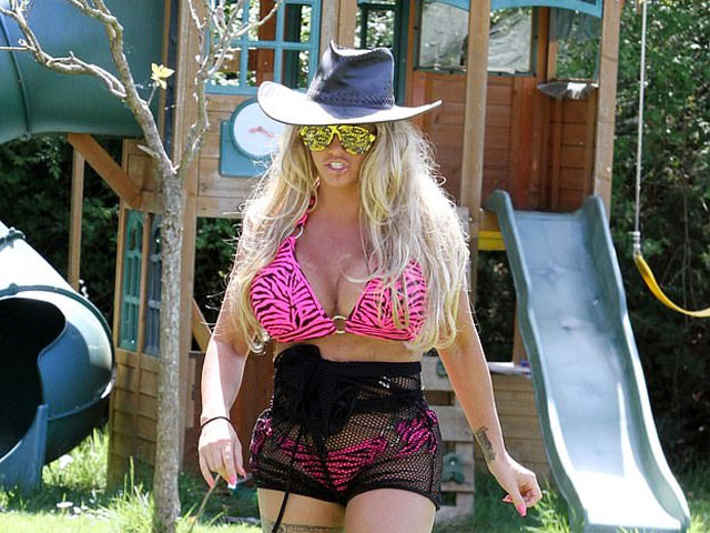 "Siêu phẩm tạp chí đàn ông" nước Anh gây sốc khi diện bikini lưới đi cắt cỏ