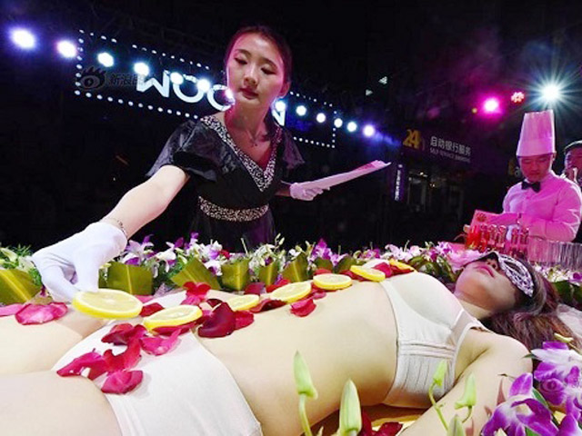 Mẫu nude bàn tiệc sushi: Kiếm tiền núi nhưng bị dè bỉu, sống tủi hổ