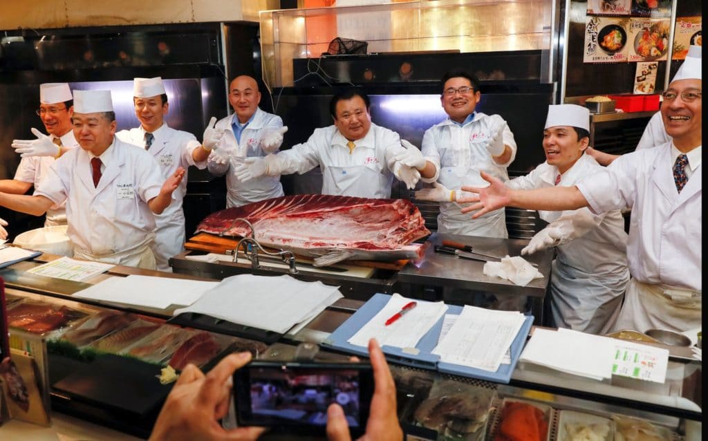Chủ nhà hàng sài sang chi trả 3.1 triệu USD cho con cá ngừ đắt nhất thế giới - 3