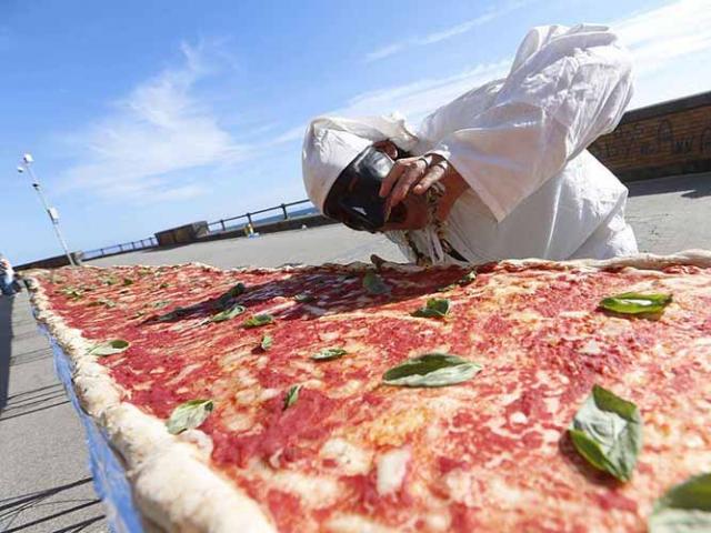 Bánh pizza dài gần 1600 mét khiến mọi người nhìn thôi đã thèm chảy nước miếng