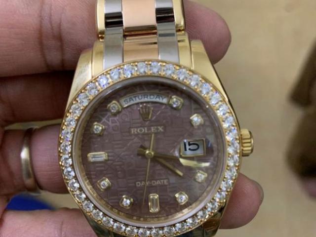 Mua đồng hồ Rolex 900 triệu đồng bằng phiếu chuyển tiền giả
