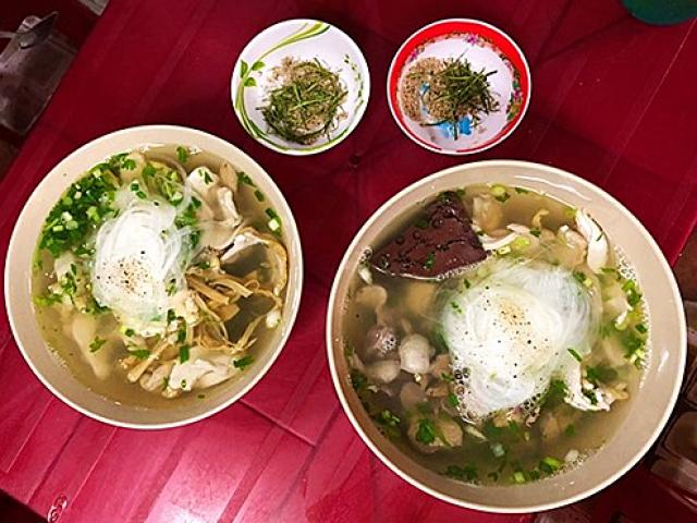 Quán miến lòng gà xé, miến cua chuẩn vị Bắc ở Sài Gòn Quán miến lòng gà xé, miến cua chuẩn vị Bắc ở Sài Gòn