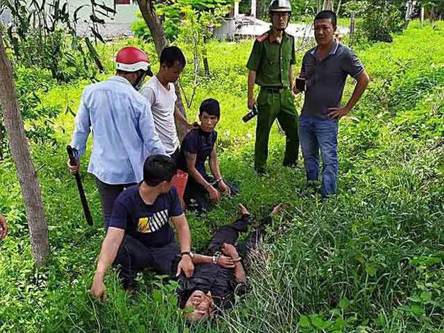 Bị phát hiện bán ma túy, rút kiếm chém cảnh sát