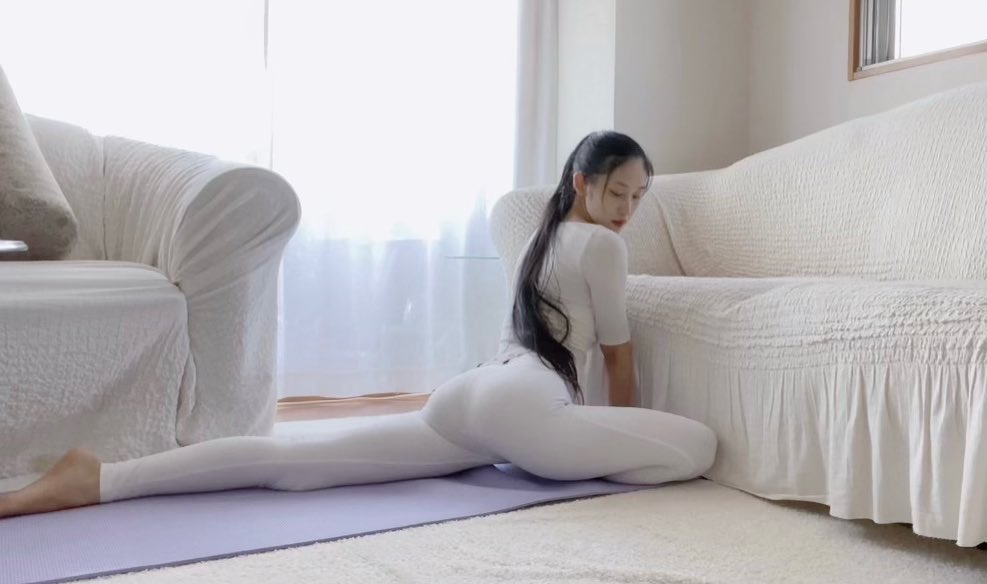 Người đẹp Nhật Bản thu hút vạn người xem video tập yoga nhờ mặt xinh dáng chuẩn - 5