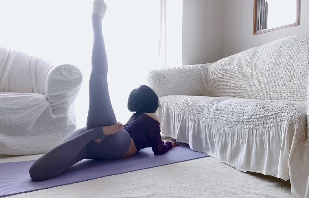 Người đẹp Nhật Bản thu hút vạn người xem video tập yoga nhờ mặt xinh dáng chuẩn - 1